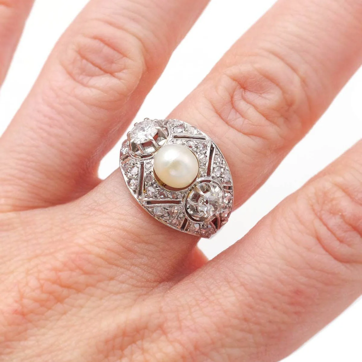 Bague Cocktail en platine, perle et diamants - Image 2