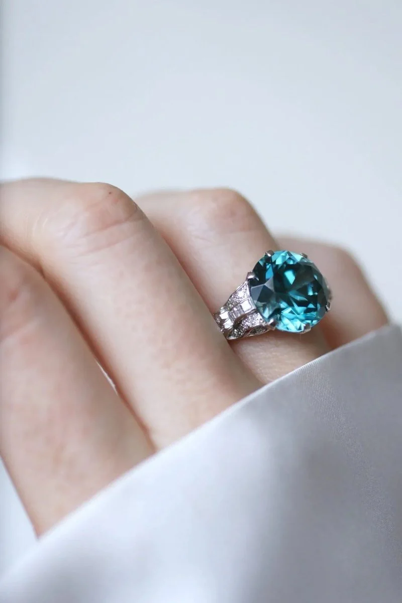 Bague Cocktail Zircon bleu et diamants sur platine - Image 2