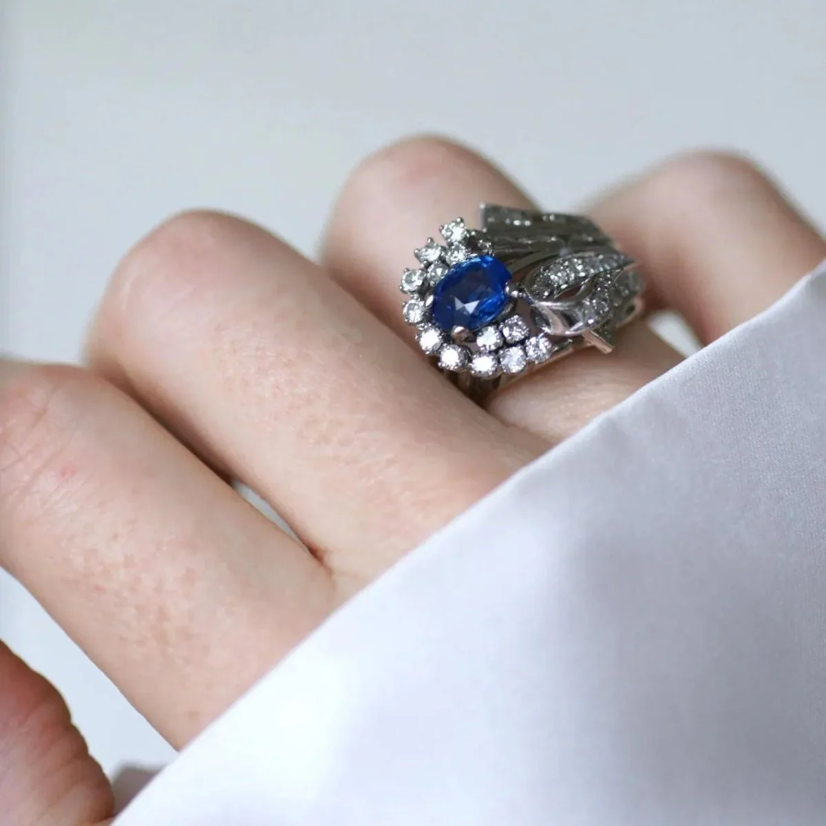 Bague Cocktail en argent, palladium, saphir et diamants - Image 2