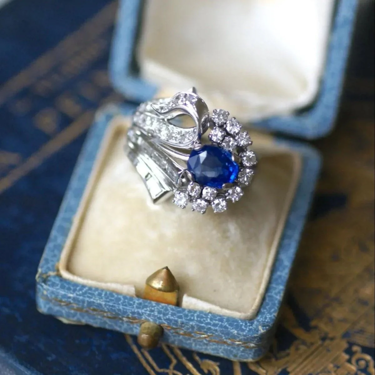 Bague Cocktail en argent, palladium, saphir et diamants - Image 6