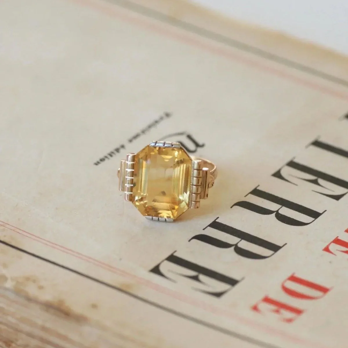 Bague Cocktail en or jaune, or blanc et citrine - Image 9