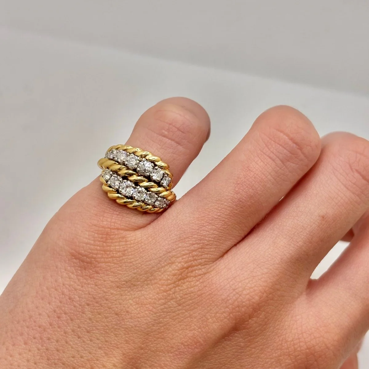 Bague Cocktail VAN CLEEF & ARELS en or jaune et diamants - Image 2