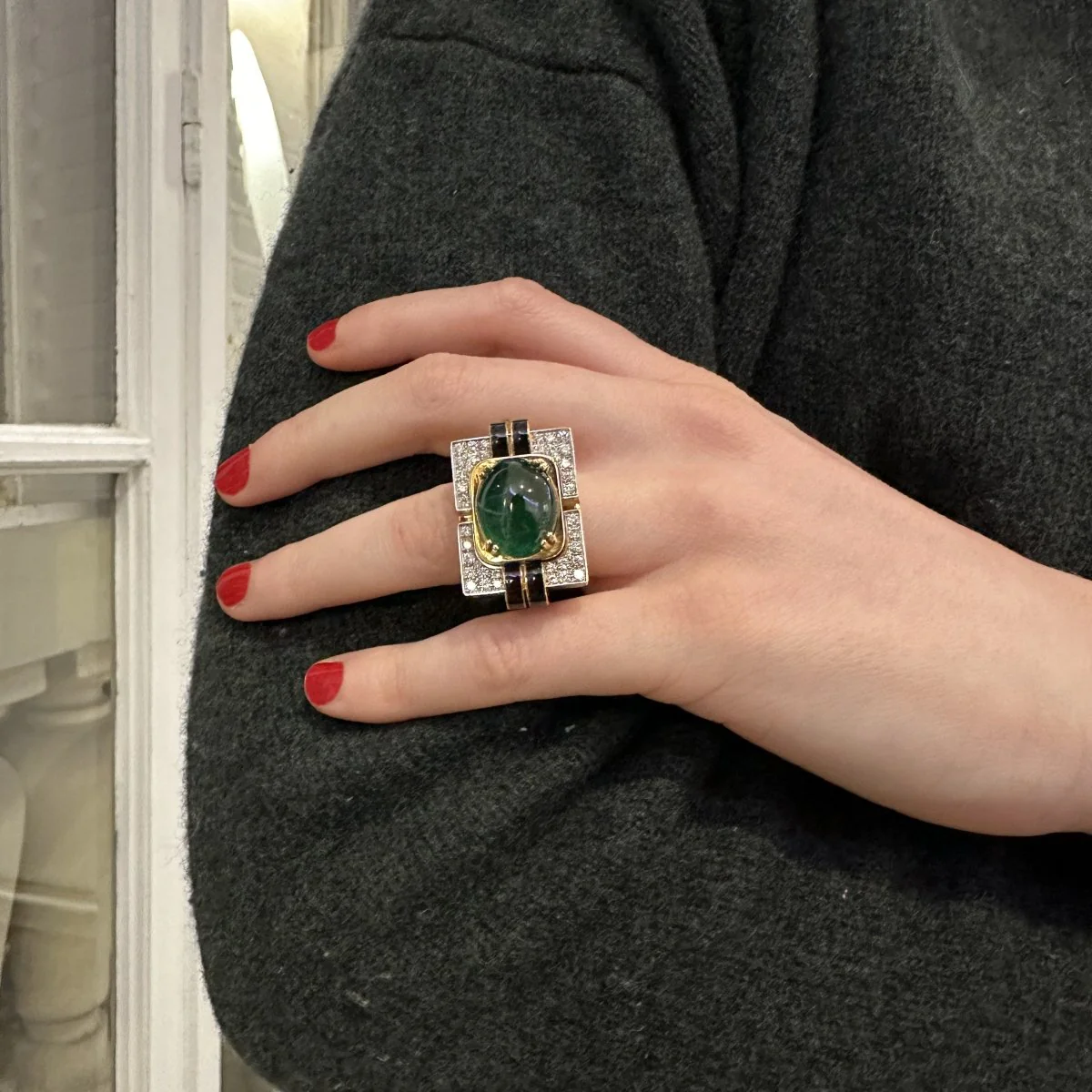 Bague Cocktail VESCHETTI en or jaune, émeraude, émail et diamants - Image 2