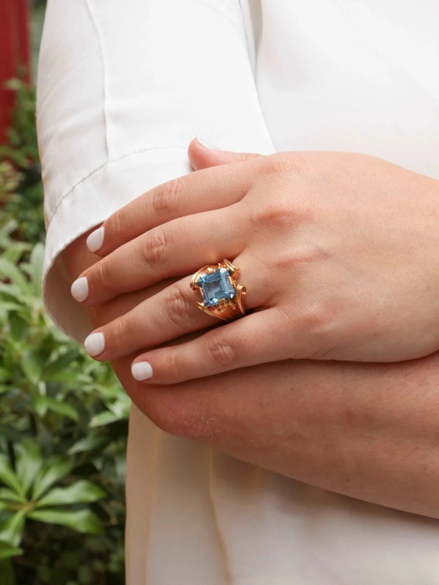Bague cocktail vintage en or et pierre bleue - Image 6