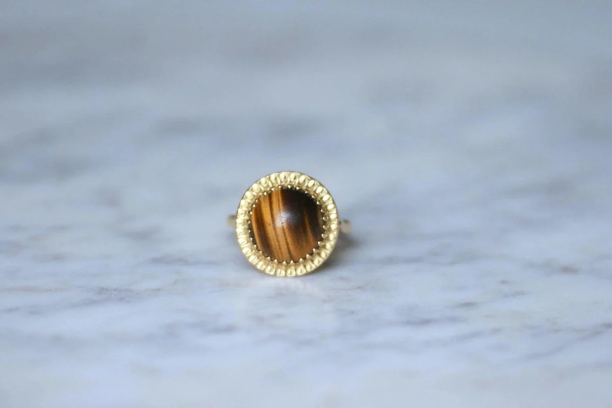 Bague cocktail vintage or jaune et quartz oeil de tigre - Image 2