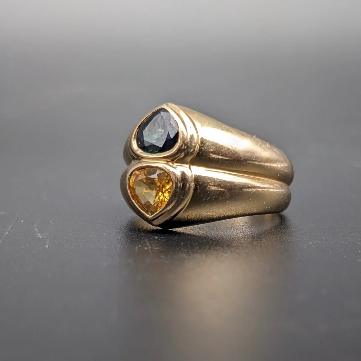 Bague Coeurs en or jaune, saphir jaune et saphir bleu - Image 8