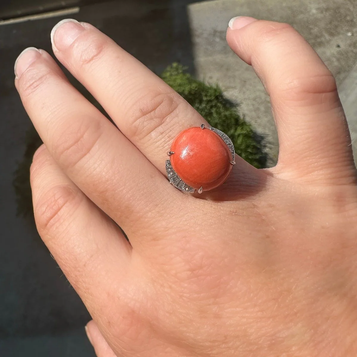 Bague corail, platine et diamants - Image 2