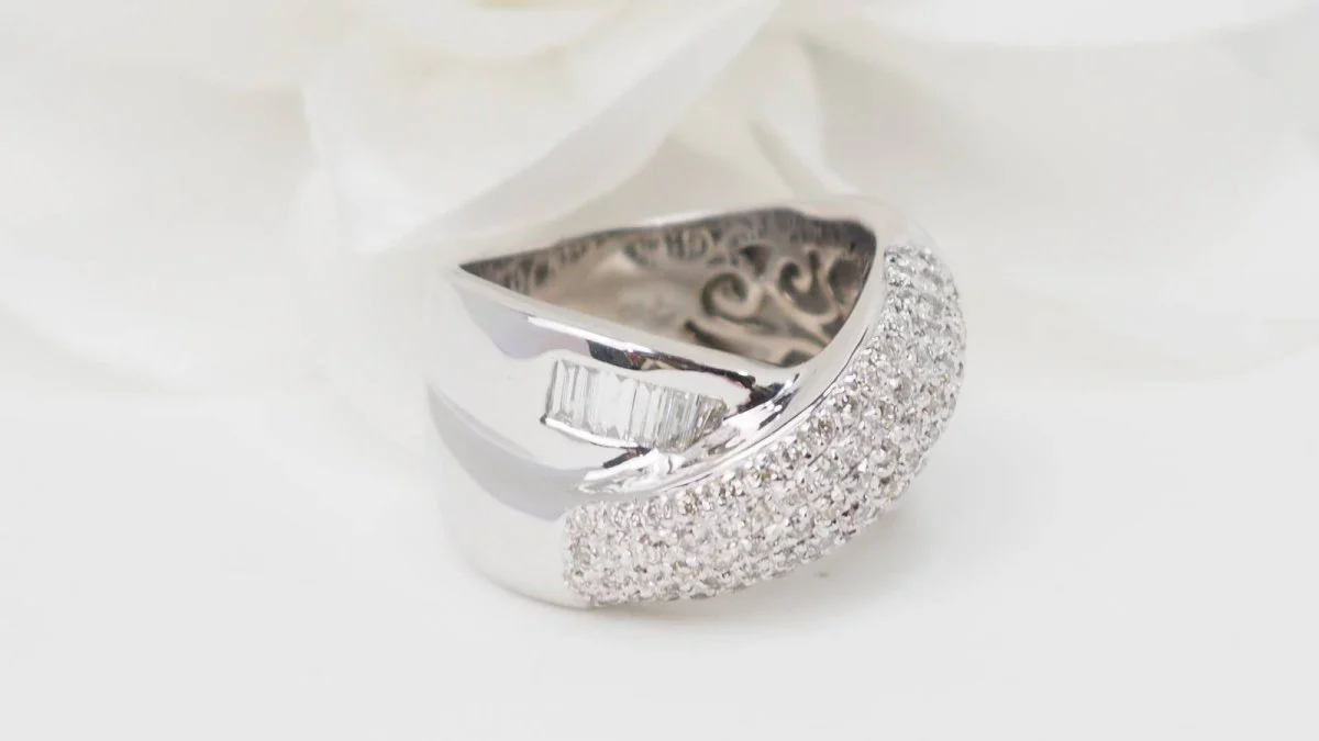 Bague croisée en or blanc et diamants - Image 3