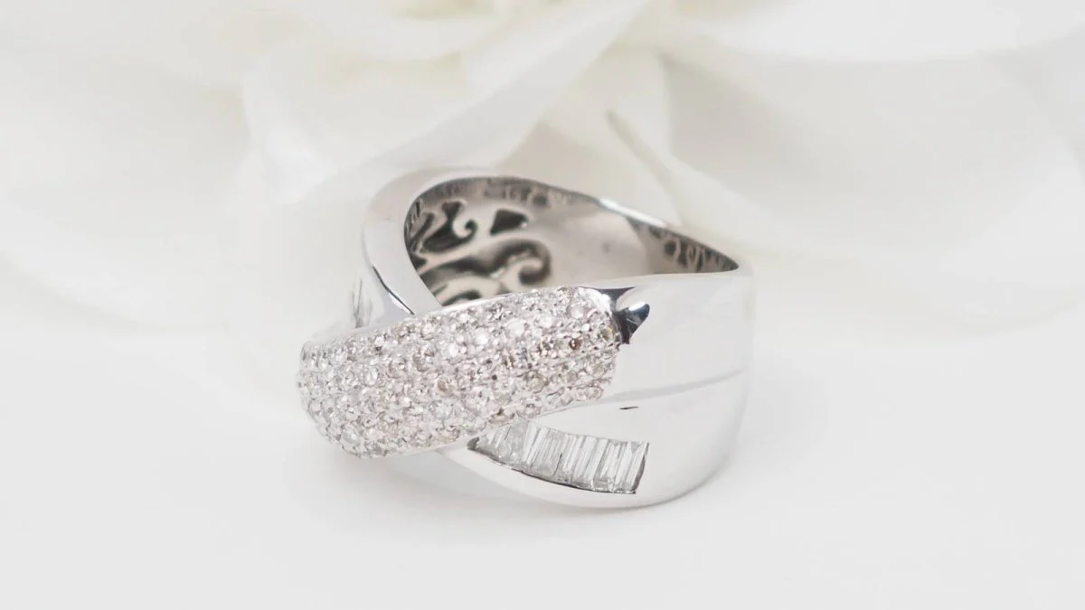 Bague croisée en or blanc et diamants - Image 4