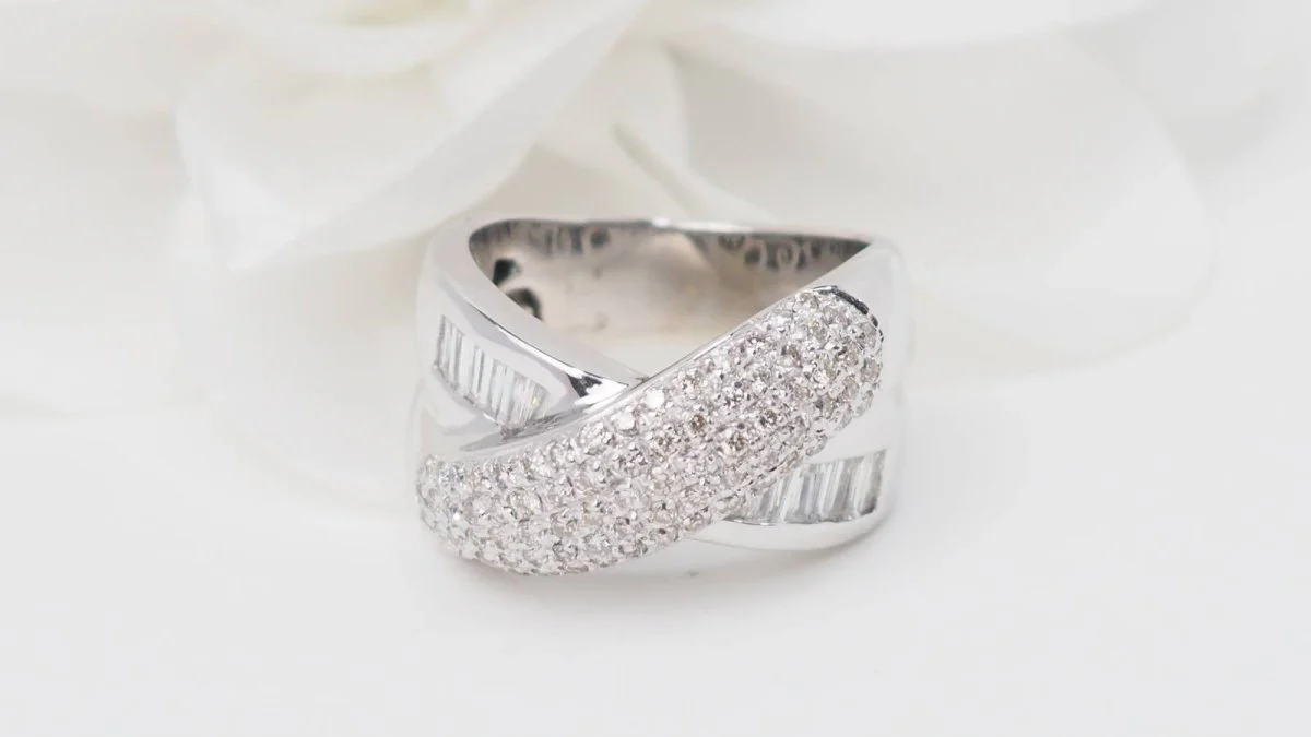 Bague croisée en or blanc et diamants - Image 5