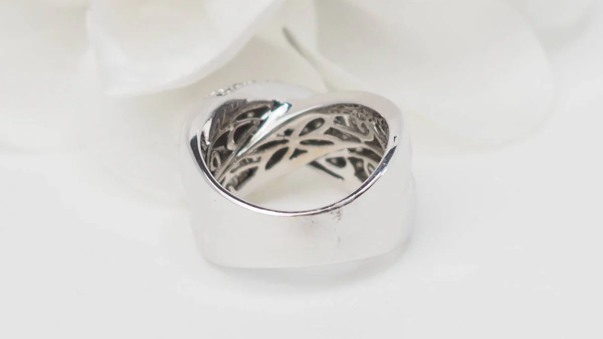 Bague croisée en or blanc et diamants - Image 6