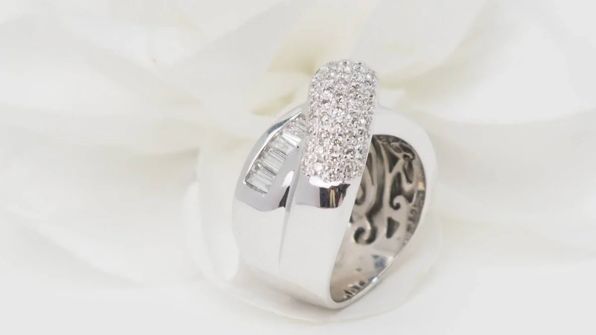 Bague croisée en or blanc et diamants - Image 7