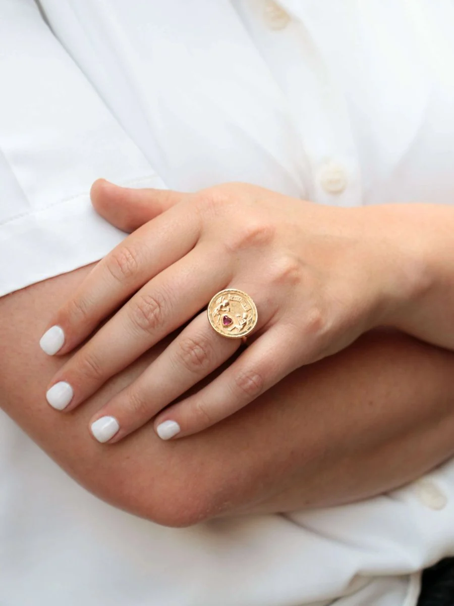 Bague d’amour vintage IL BAT POUR TOI en or et rubis - Image 2