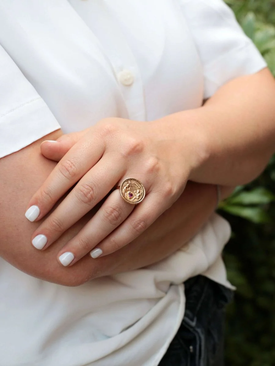 Bague d’amour vintage IL BAT POUR TOI en or et rubis - Image 9