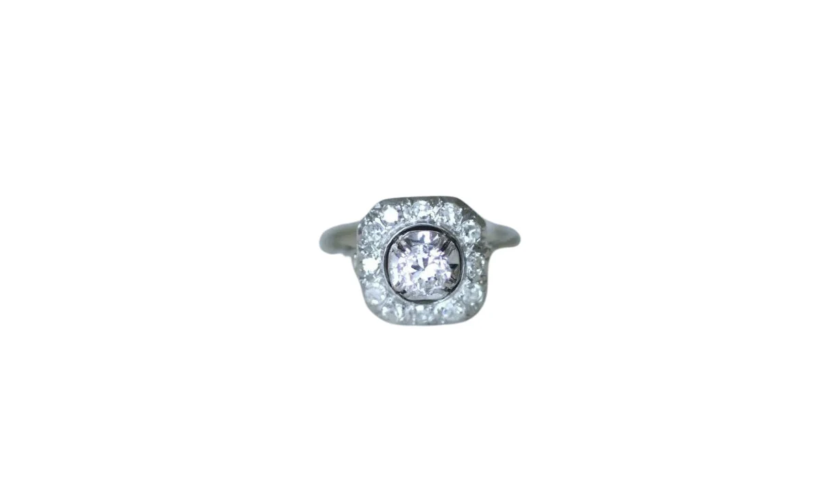 Bague Art Déco carré en or blanc, platine et diamant