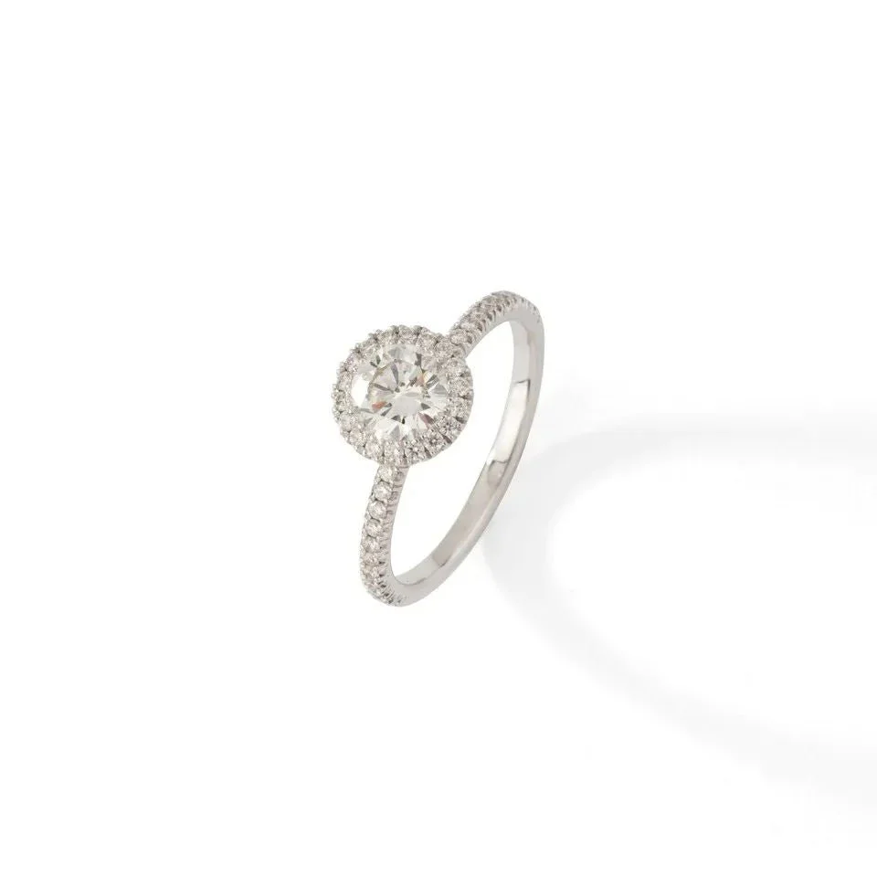 Bague de fiançailles en or blanc ornée de diamants.