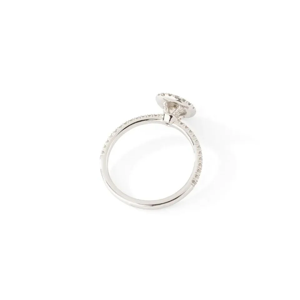 Bague de fiançailles en or blanc ornée de diamants. - Image 3