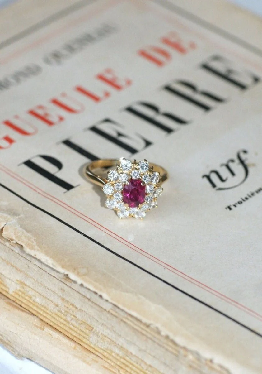 Bague marguerite rubis entourage diamants