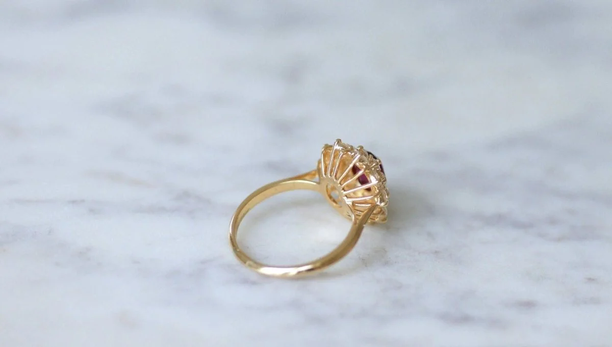 Bague marguerite rubis entourage diamants - Image 10