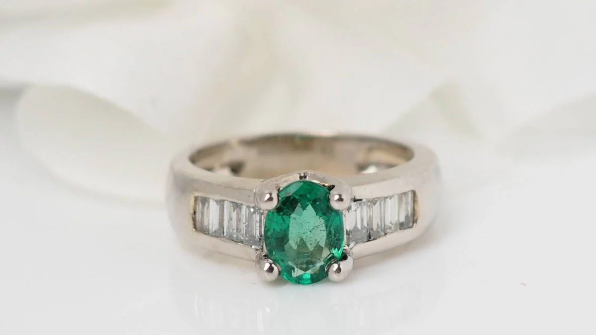 Bague de luxe en or blanc, émeraude et diamants baguettes - Image 2