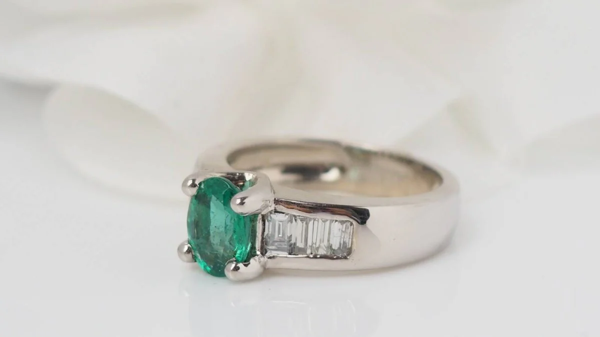 Bague de luxe en or blanc, émeraude et diamants baguettes - Image 4