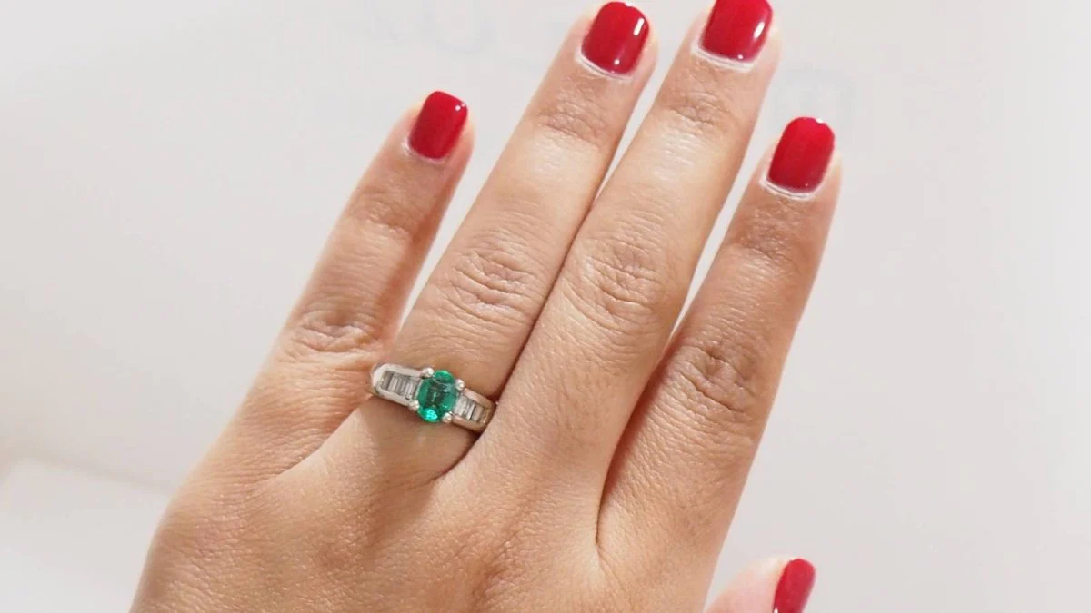 Bague de luxe en or blanc, émeraude et diamants baguettes - Image 5