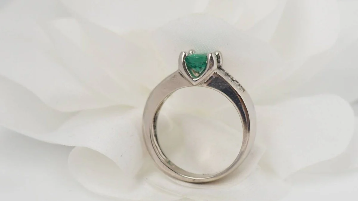 Bague de luxe en or blanc, émeraude et diamants baguettes - Image 6