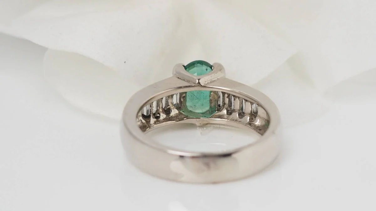 Bague de luxe en or blanc, émeraude et diamants baguettes - Image 7