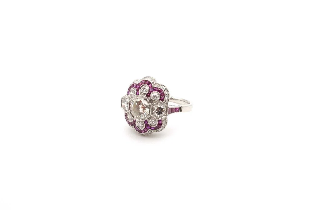 Bague de style Art Déco rubis et diamants en platine - Image 3