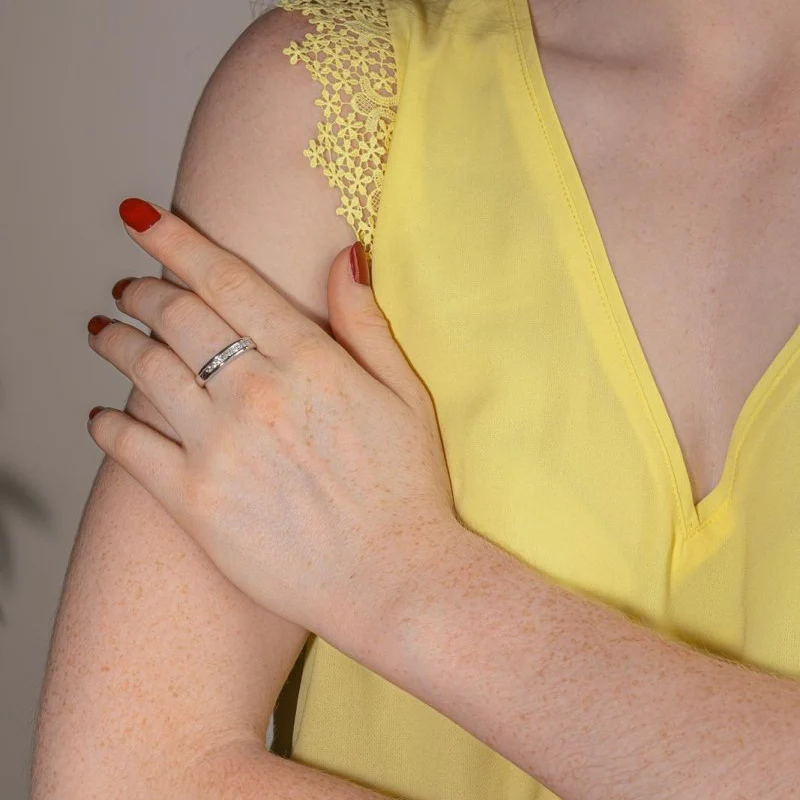 Bague Alliance en or blanc et diamants - Image 2