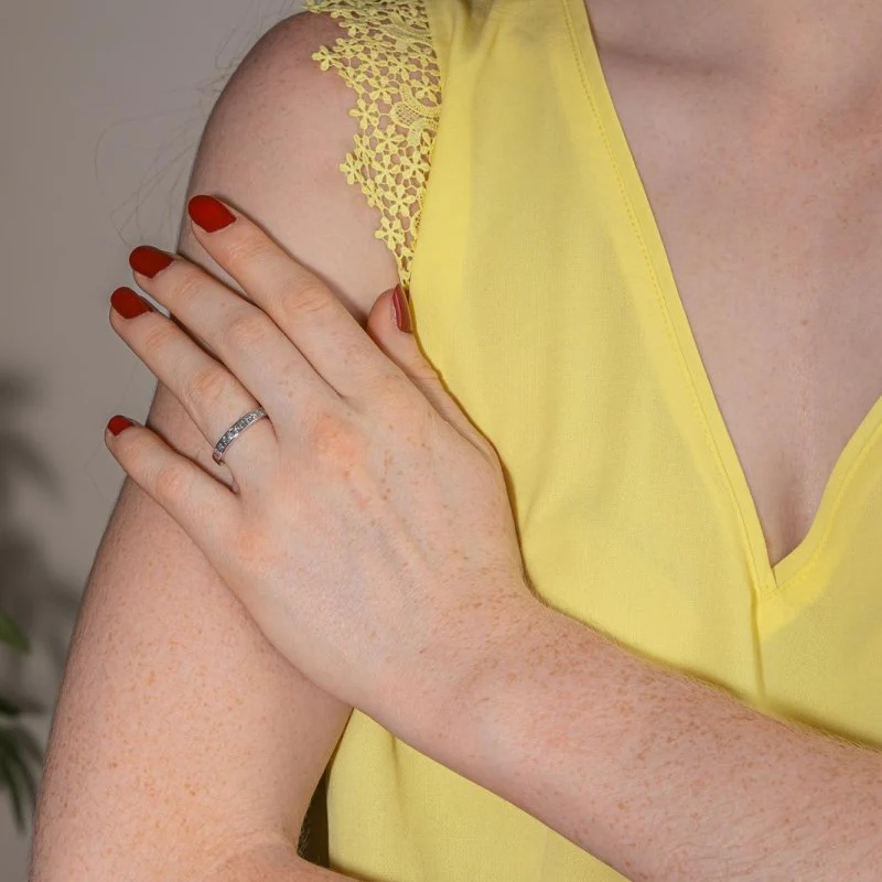 Bague Alliance en or blanc et diamants - Image 2