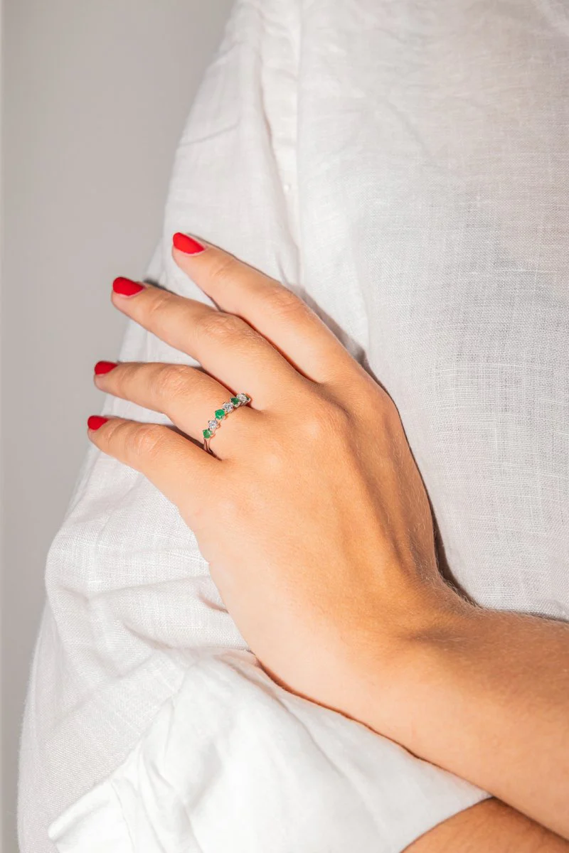 Bague Demi-alliance Or blanc Emeraude - Image 2