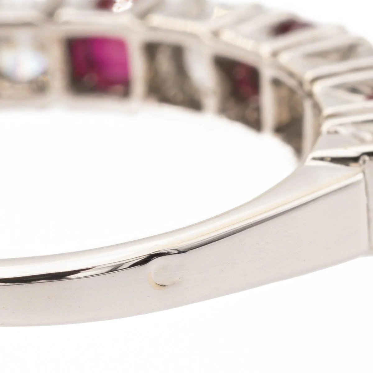 Bague Demi Alliance en or blanc, rubis et diamants - Image 5