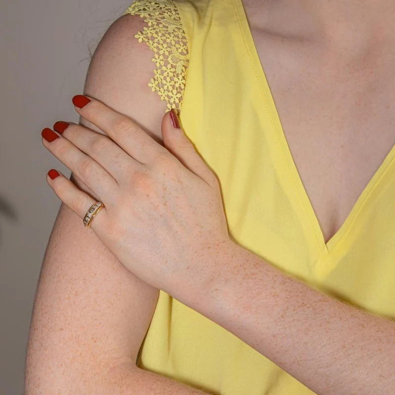 Bague Alliance en or jaune et diamants - Image 2