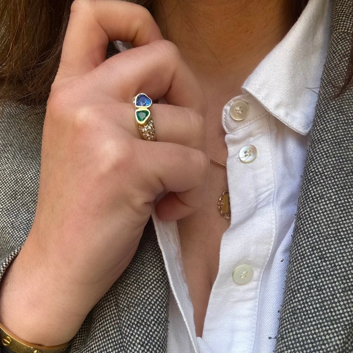 Bague Jonc en or jaune, saphir, émeraude et diamants - Image 3