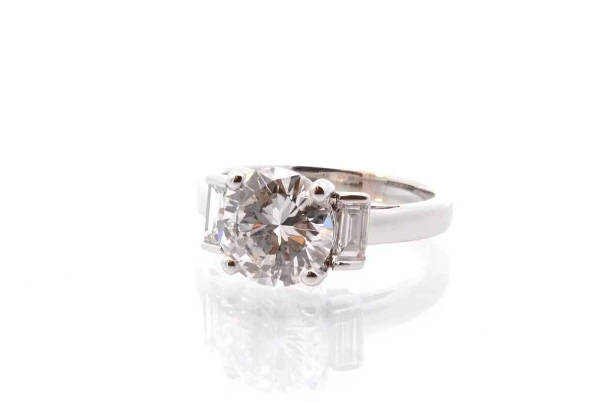 Bague solitaire en or blanc et diamants
