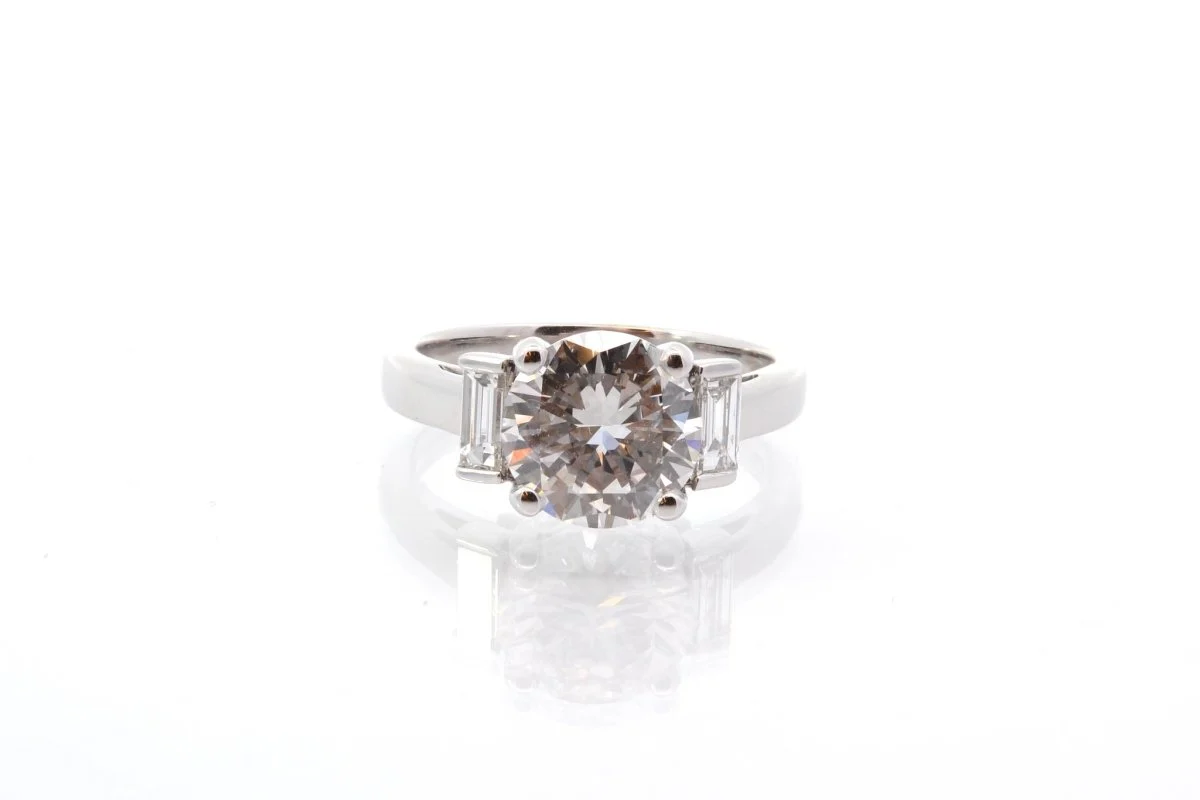 Bague solitaire en or blanc et diamants - Image 2