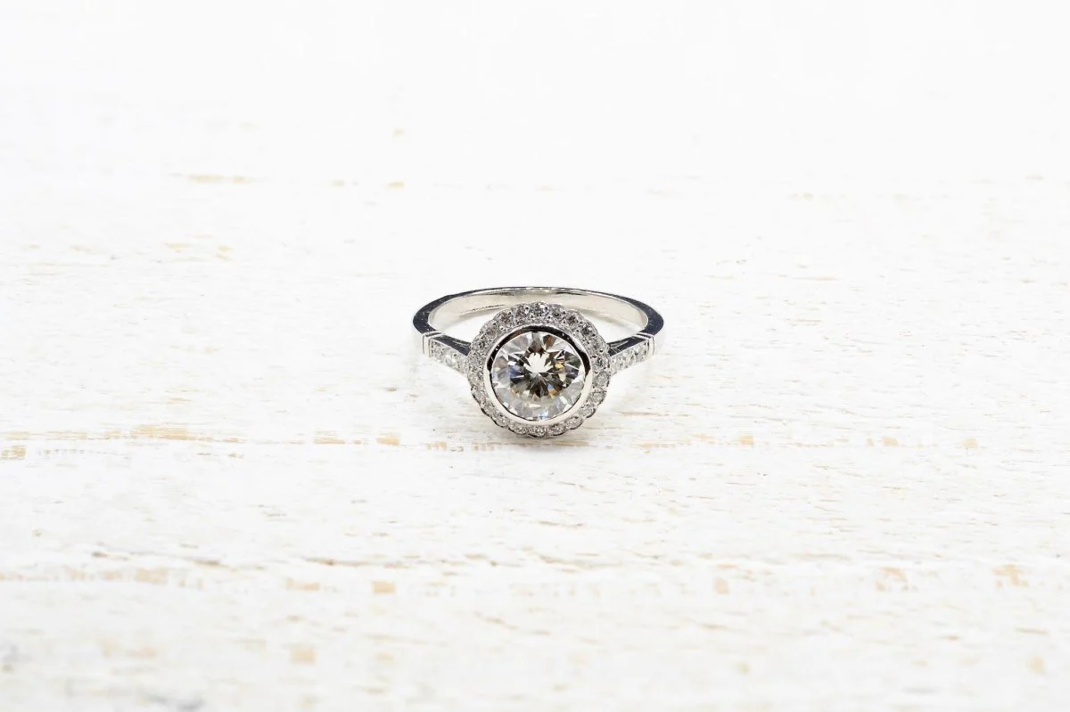 Bague Entourage en platine et diamant - Image 3
