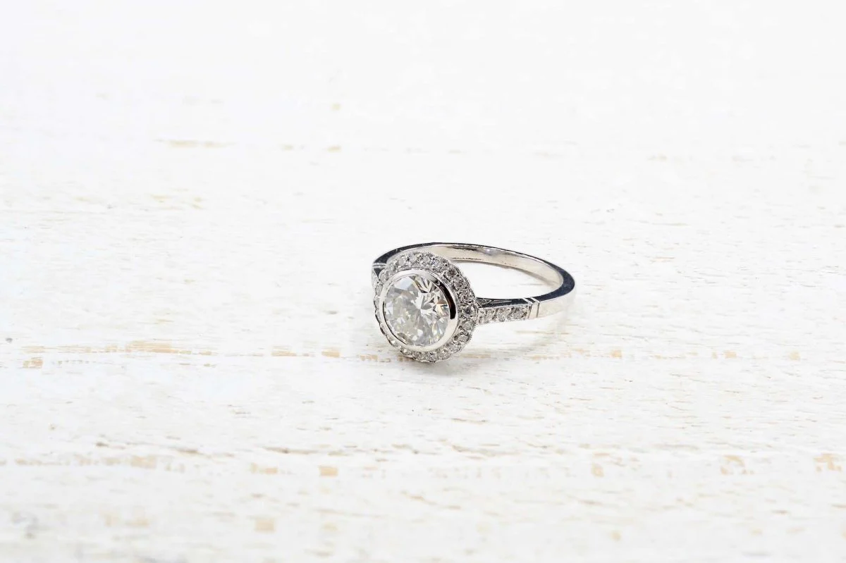 Bague Entourage en platine et diamant - Image 4