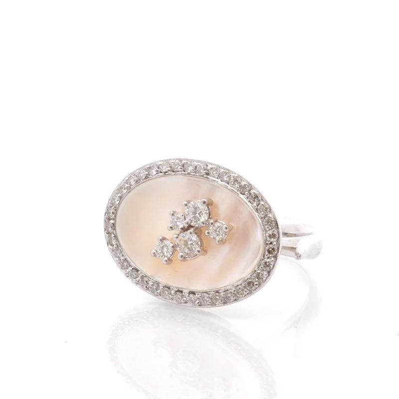 Bague en or blanc, nacre et diamants