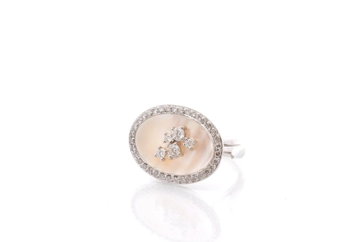 Bague en or blanc, nacre et diamants - Image 4