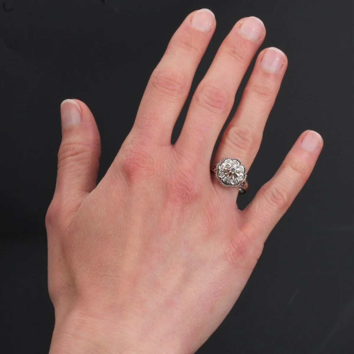 Bague Entourage en or blanc et diamants - Image 2
