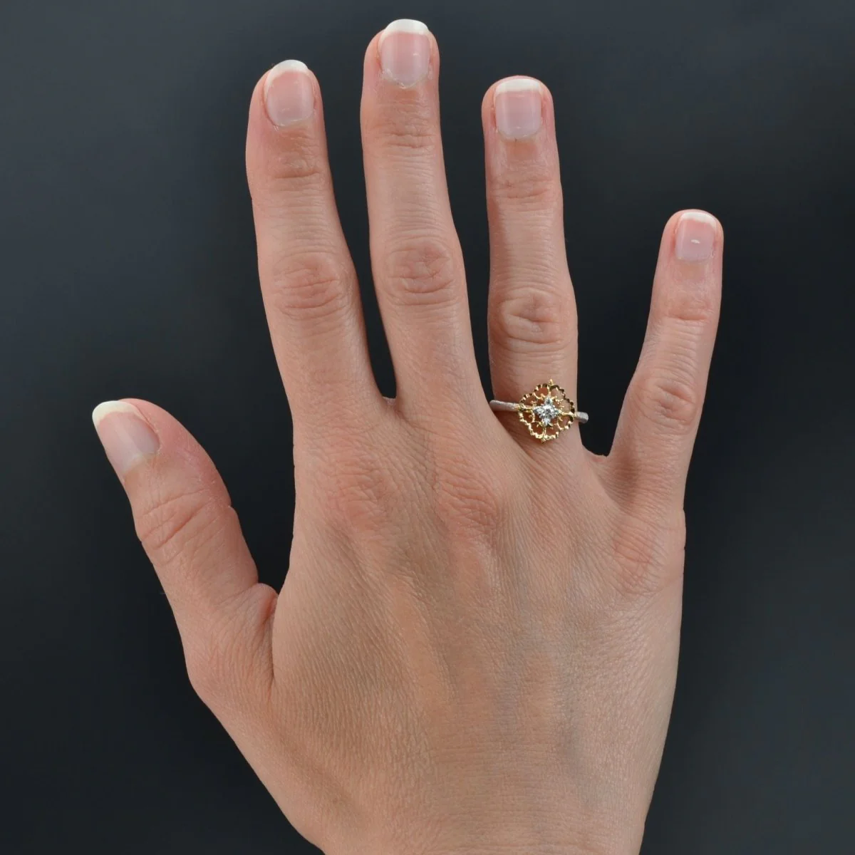 Bague Marguerite en or jaune, or blanc et diamants - Image 2