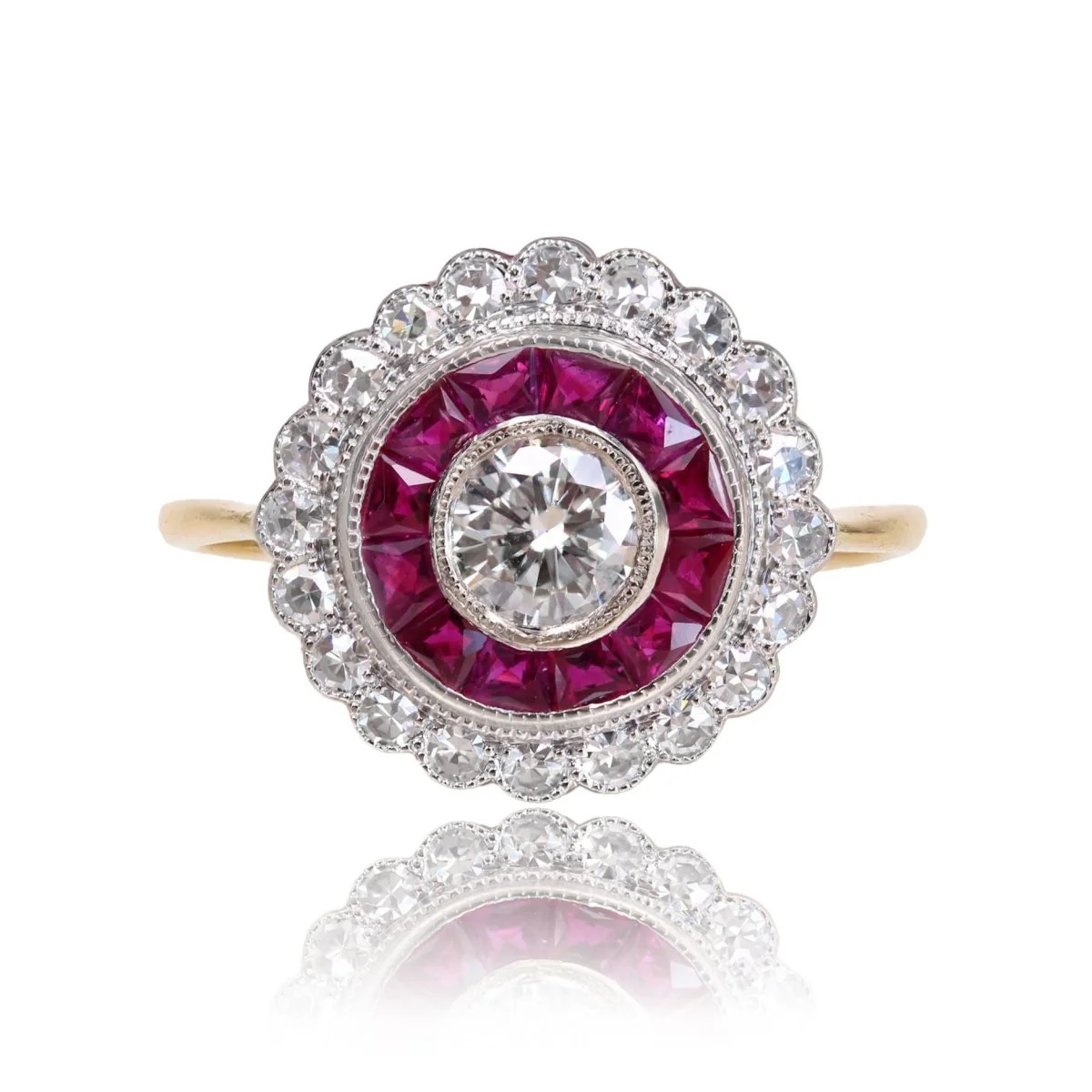Bague Entourage en or jaune, or blanc, rubis et diamants