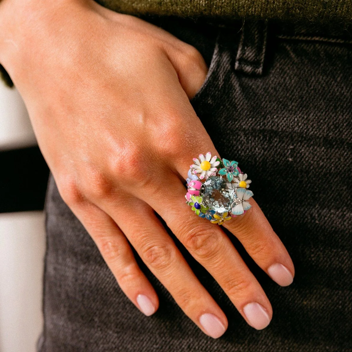 Bague Cocktail DIOR "Diorette" Milly-la-forêt en or blanc, aigue-marine, émail, améthyste, saphir, grenat et diamant - Image 2