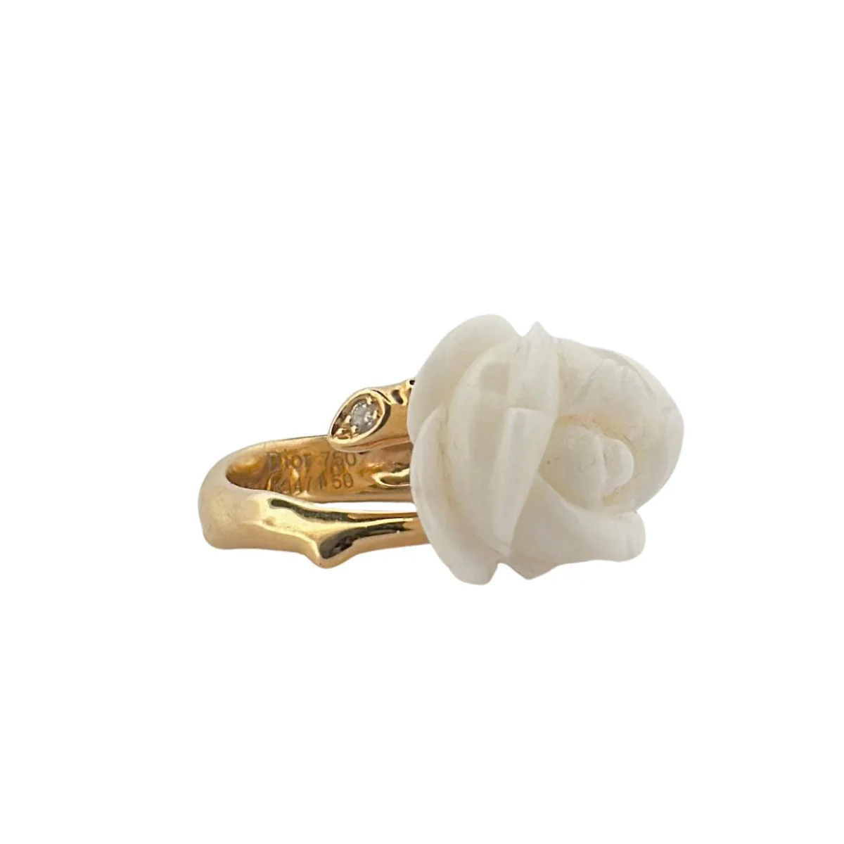 Bague DIOR "Rose Dior Pré Catelan" en or jaune, corail blanc et diamant - Image 3