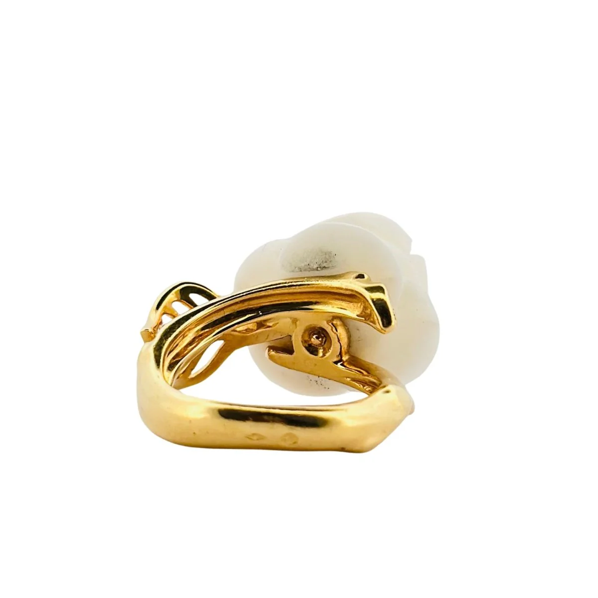 Bague DIOR "Rose Dior Pré Catelan" en or jaune, corail blanc et diamant - Image 4