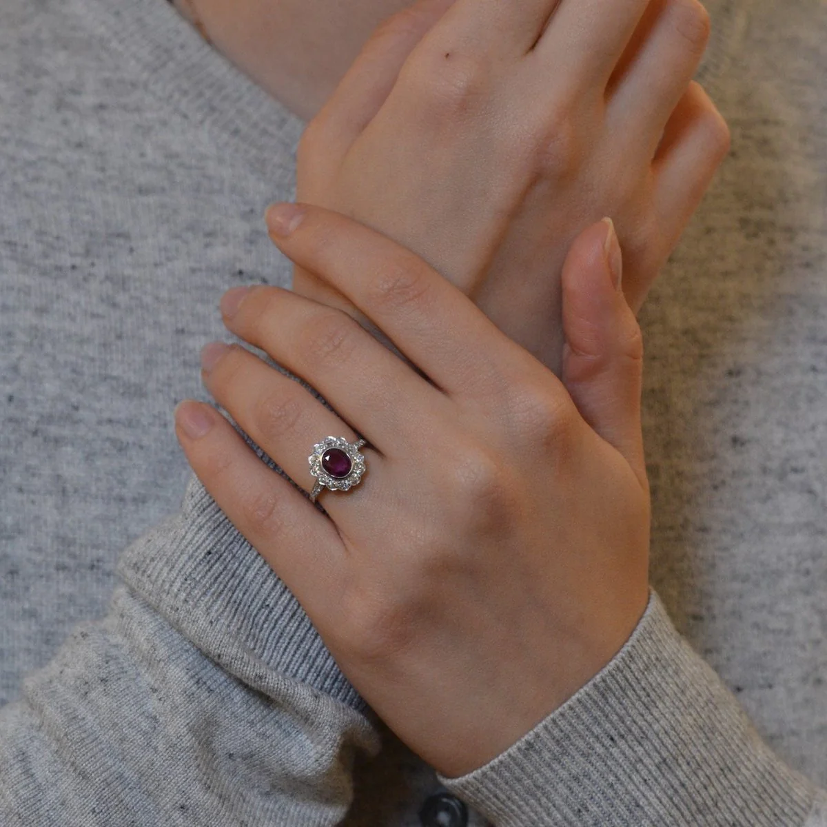 Bague Entourage en platine, rubis et diamants - Image 2
