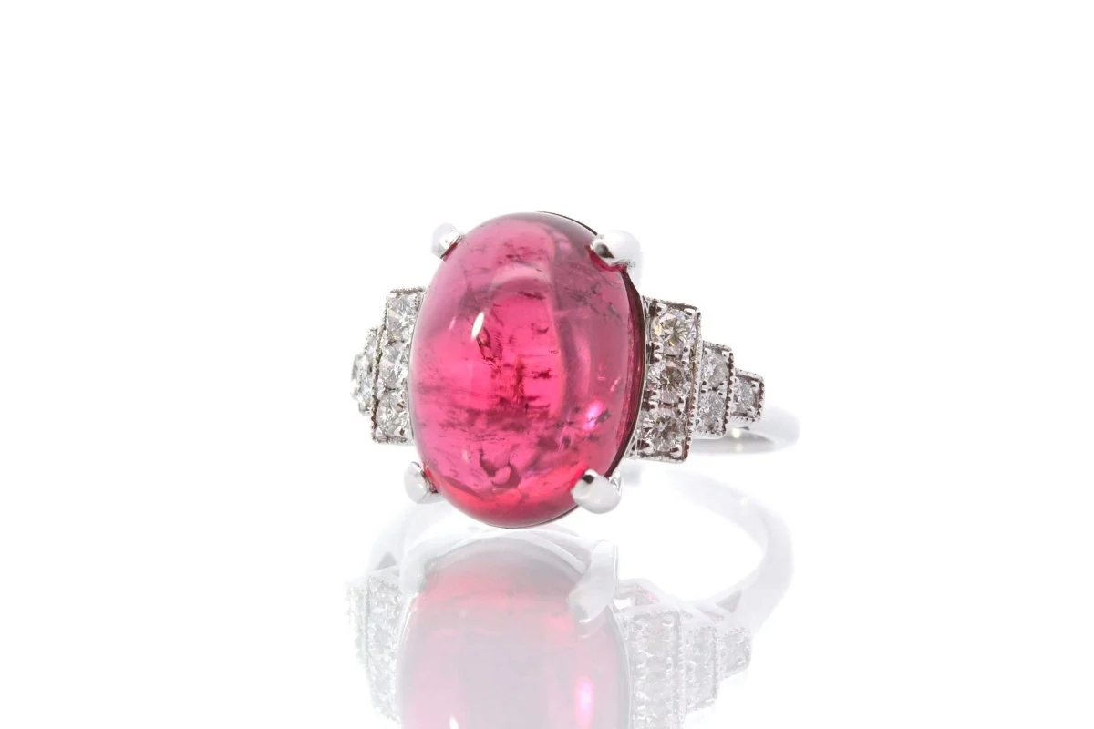 Bague sertie d'une tourmaline cabochon