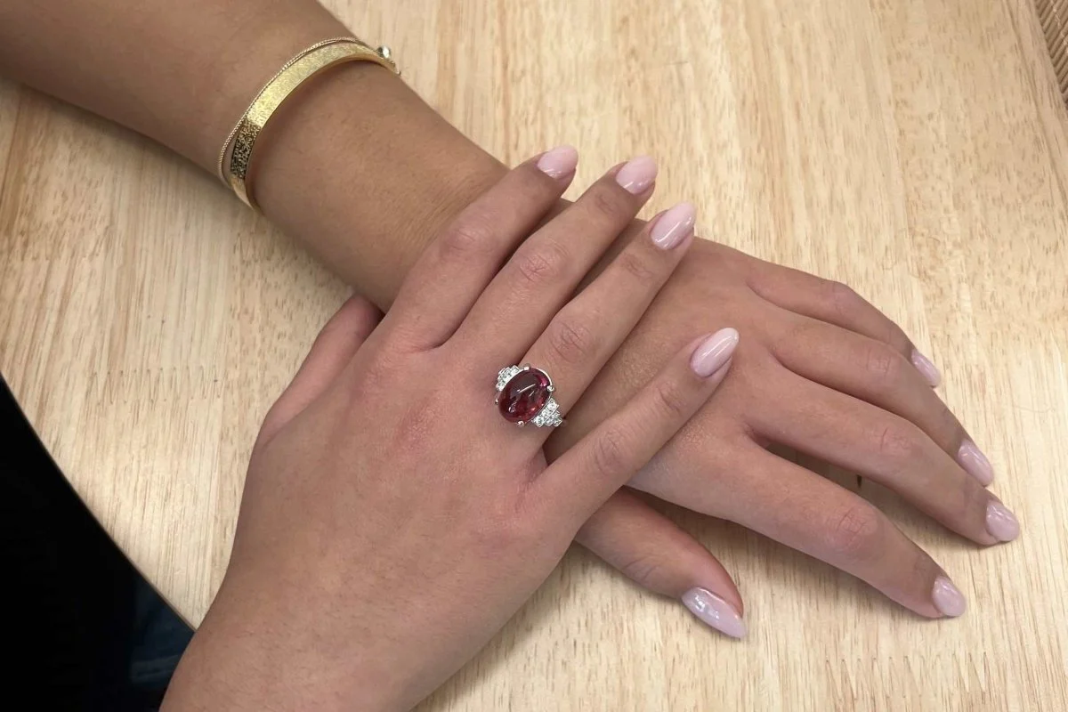 Bague sertie d'une tourmaline cabochon - Image 2